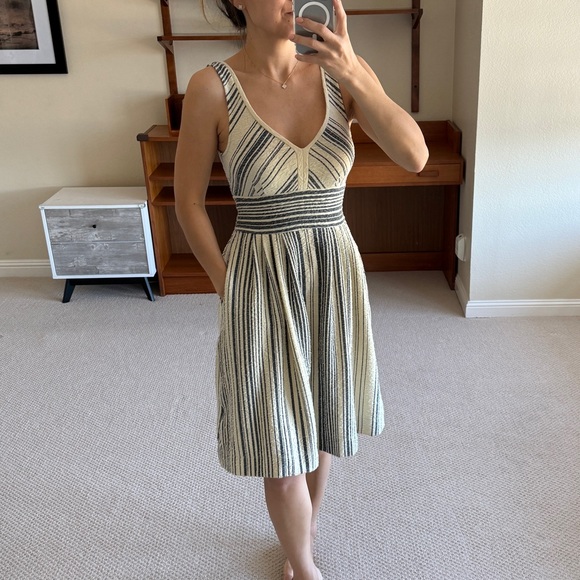Chic and Flattering Hamptons Dress - Picture 8 of 11